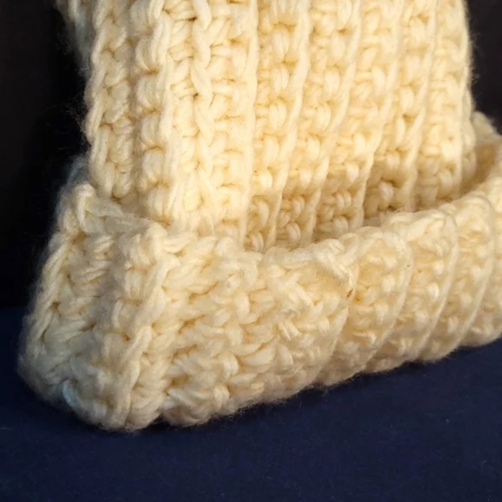 { ❤️ $5 }  Chunky Knit Hat with Top Pom Pom - Picture 4 of 5
